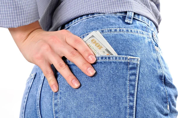 Mulher coloca dinheiro na parte de trás do bolso de jeans . — Fotografia de Stock