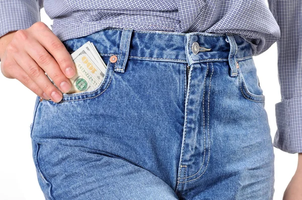 Жінка кладе гроші в кишеню джинсів . — стокове фото