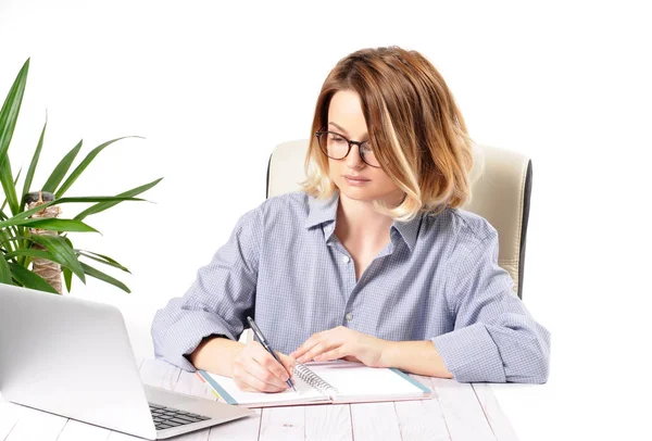 Mujer de negocios usando computadora portátil sentada en el escritorio —  Fotos de Stock