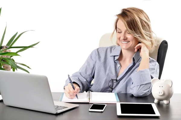 Mujer de negocios usando computadora portátil sentada en el escritorio —  Fotos de Stock