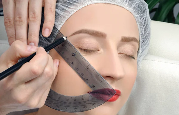 Microblading. Maquiagem permanente. Mulher atraente recebendo cuidados faciais e tatuagem — Fotografia de Stock