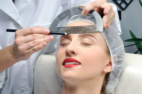 Microblading. Maquillaje permanente. Mujer atractiva recibiendo cuidado facial y tatuaje — Foto de Stock