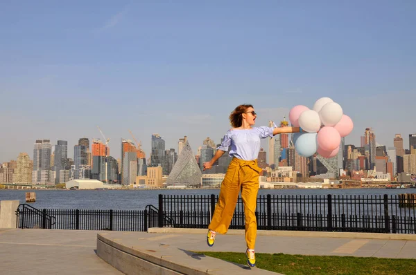 Городская девушка Нью-Йорка наслаждается видом на центр Манхэттена — стоковое фото