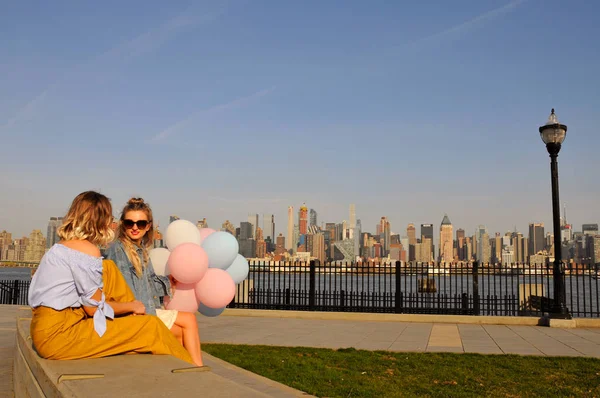 Mujeres urbanas de Nueva York disfrutando de la vista del horizonte del centro de Manhattan, viajes de verano en Estados Unidos — Foto de Stock