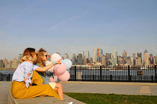 Mujeres urbanas de Nueva York disfrutando de la vista del horizonte del centro de Manhattan, viajes de verano en Estados Unidos — Foto de Stock