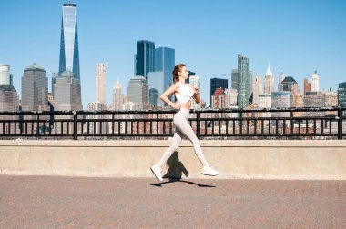 Şehirde çalıştırın. Kadın New York'ta koşuyor