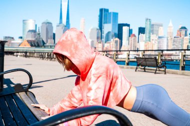 Önce eğitim germe streç egzersiz yaparak fitness kadın