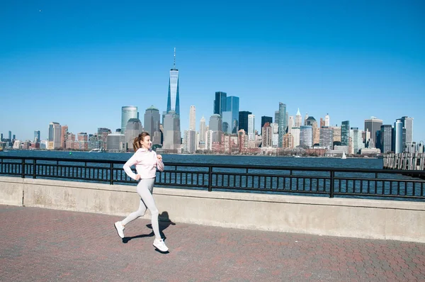 Υγιεινού τρόπου ζωής. Γυναίκα τρέχει στο Liberty State Park — Φωτογραφία Αρχείου