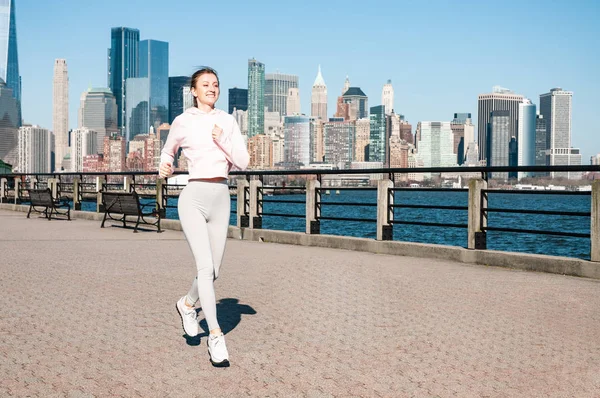 Corre por la ciudad. La mujer corre en Liberty State Park — Foto de Stock