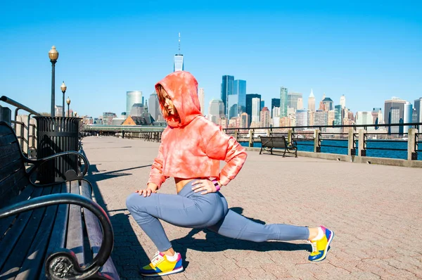 Mujer deportiva estirándose antes de correr — Foto de Stock