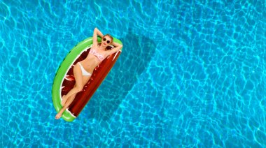 Bikini yüzme havuzunda şişme şişme kadın. 