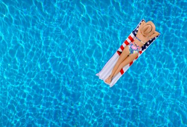 Bikini yüzme havuzunda şişme şişme kadın. 