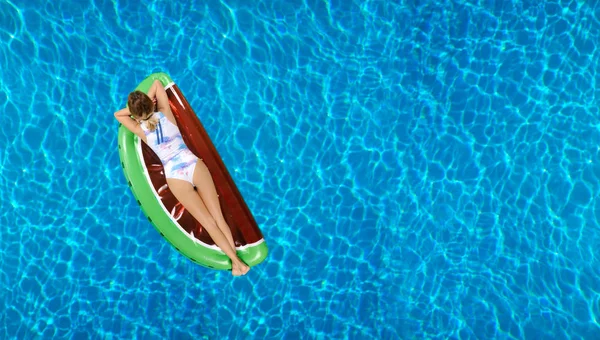Kobieta w bikini na nadmuchiwany materac w basenie. — Zdjęcie stockowe