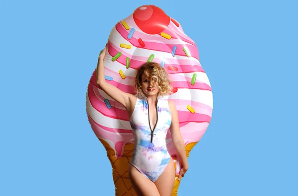 Жінка в бікіні з надувним матрацом морозивом — стокове фото