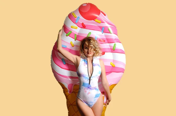 Жінка в бікіні з надувним матрацом морозивом — стокове фото