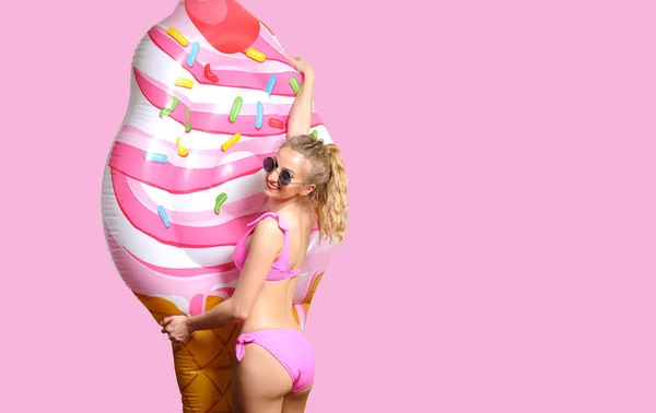 Женщина в бикини с надувным матрасом мороженое — стоковое фото