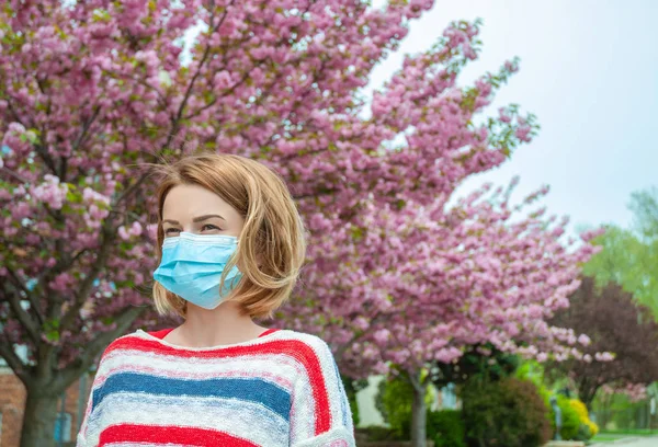 Alergia. Mujer con máscara de protección contra la alergia al polen —  Fotos de Stock