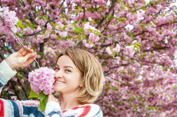 Alergia à primavera. Mulher bonita apreciando a natureza árvore florescendo . — Fotografia de Stock