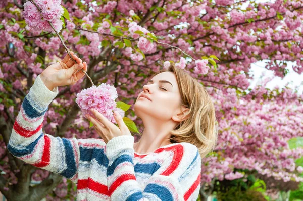 Alergia à primavera. Mulher bonita apreciando a natureza árvore florescendo . — Fotografia de Stock