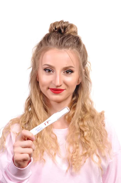 Happy woman showing a positive pregnancy test — Stock Photo, Image