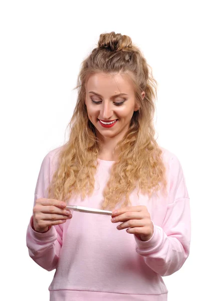 Femme heureuse montrant un test de grossesse positif — Photo