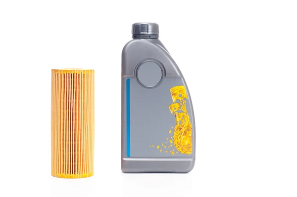 Смена масла. Масляный фильтр и пластиковая бутылка машинного масла — стоковое фото