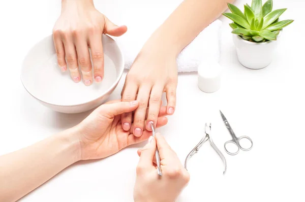 Handen verzorging in de spa. Mooie vrouw handen met perfecte manicure — Stockfoto
