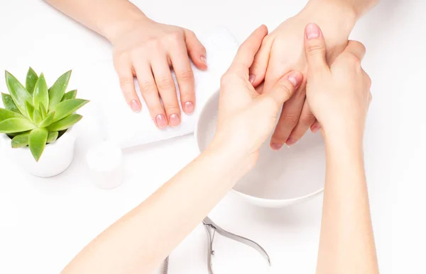Las manos cuidan en el spa. Hermosas manos de mujer con manicura perfecta — Foto de Stock