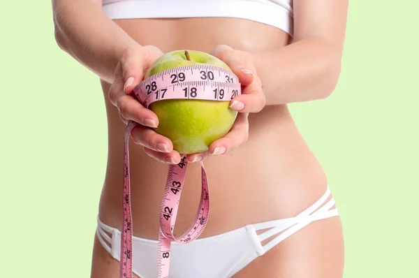 Ernährung. schöne schlanke Frau mit perfekt sportlichem Körper, der Apfel hält. — Stockfoto