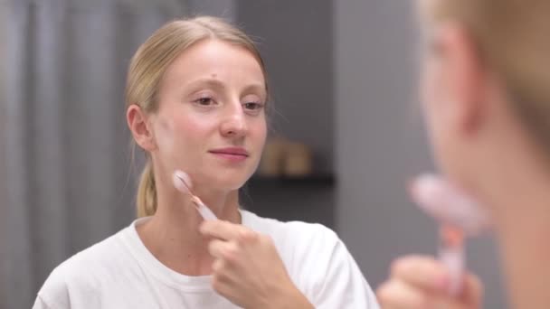 Vacker Kvinna Med Perfekt Slät Frisk Hud Får Massage Ansikte — Stockvideo