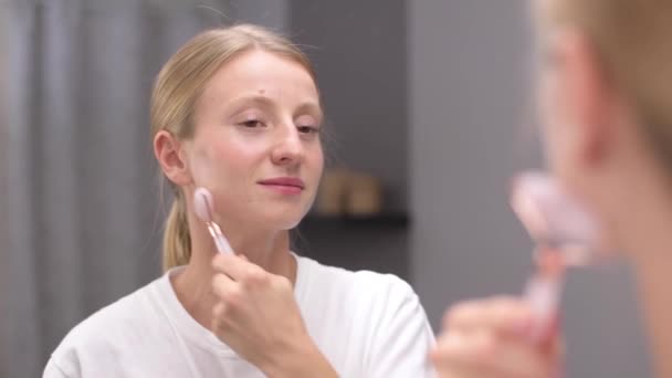 Belle Femme Avec Une Peau Parfaite Lisse Fait Masser Visage — Video