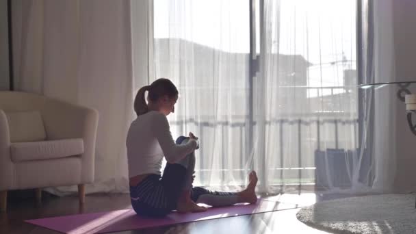 Friska Kvinna Gör Yoga Övningar Morgonen Hemma — Stockvideo