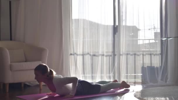 Υγιής Γυναίκα Κάνουν Ασκήσεις Γιόγκα Πρωί Στο Σπίτι — Αρχείο Βίντεο