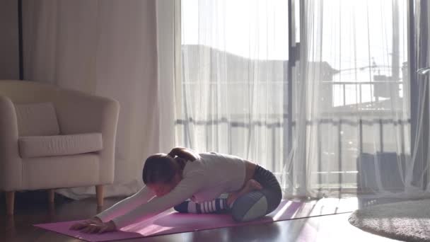 Wanita Sehat Melakukan Latihan Yoga Dengan Pose Lotus Pagi Hari — Stok Video