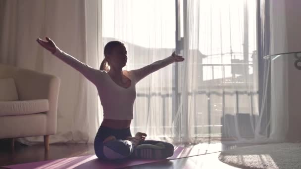 Wanita Sehat Melakukan Latihan Yoga Dengan Pose Lotus Pagi Hari — Stok Video