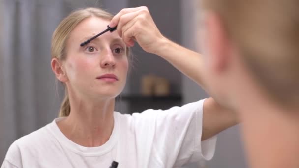 Bella Donna Sta Applicando Mascara Sulle Ciglia Ragazza Applicare Trucco — Video Stock