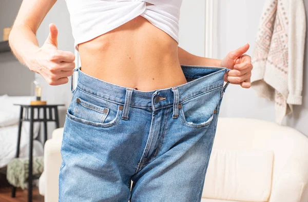 Menina magro em jeans de grandes dimensões após a dieta bem sucedida . — Fotografia de Stock