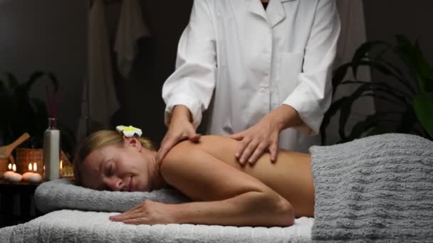 Mooie Jonge Vrouw Met Gesloten Ogen Hebben Rug Massage Spa — Stockvideo