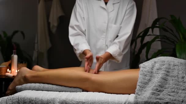 Vacker Ung Kvinna Som Får Ben Massage Spa Salong Massör — Stockvideo