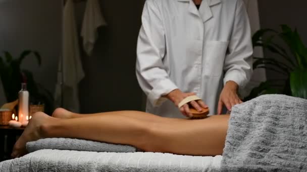 Belle Jeune Femme Recevant Massage Cellulite Dans Centre Spa Masseur — Video