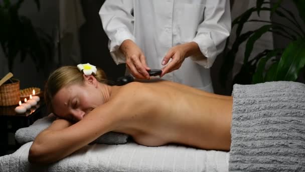 Vacker Ung Kvinna Får Tillbaka Massage Heta Stenar Spa Salong — Stockvideo