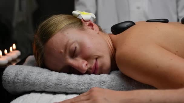 Vacker Ung Kvinna Får Tillbaka Massage Heta Stenar Spa Salong — Stockvideo