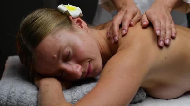 Schöne Junge Frau Mit Geschlossenen Augen Mit Rückenmassage Wellness Salon — Stockvideo