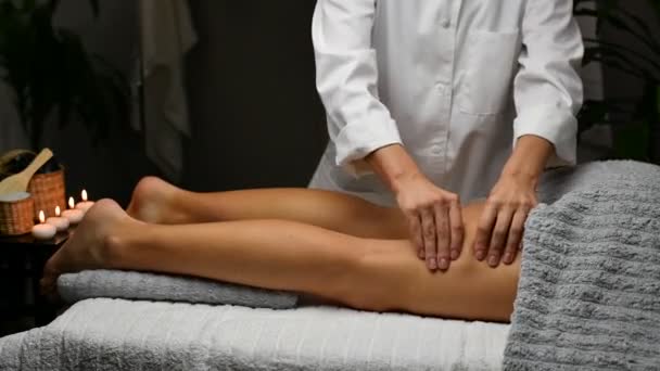 Bella Giovane Donna Che Riceve Massaggio Anticellulite Nel Centro Benessere — Video Stock