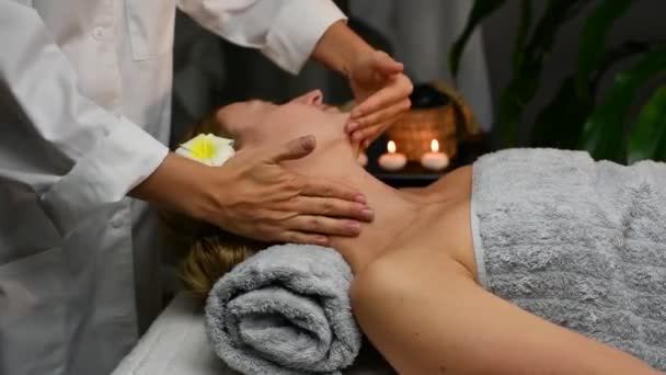 Cosmetologo Che Massaggio Viso Professionale Donna Che Riceve Trattamenti Bellezza — Video Stock
