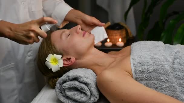 Kosmetikerin Sprüht Frau Beauty Wellness Center Wasser Ins Gesicht — Stockvideo