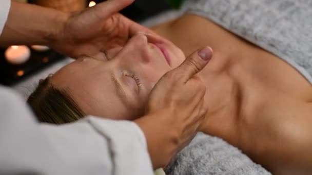 Cosmetologist Applicerar Fuktighetskräm Kvinnligt Ansikte Kvinna Som Får Skönhetsbehandlingar Skönhet — Stockvideo
