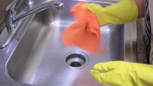 Städar Diskhon Kvinna Tvättar Diskbänk Med Microfiber Handduk Gummihandskar — Stockvideo