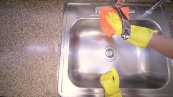 Limpiando Fregadero Lavabo Cocina Con Toalla Microfibra Guantes Goma — Vídeos de Stock