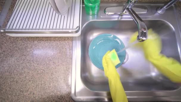 싱크대에서 설거지하는 싱크대에서 손으로 접시를 헹구는 — 비디오